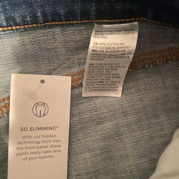 Chico's So Slimming 5 pockets Girlfriend Slim leg crops, size 16P - Picture 4 of 4